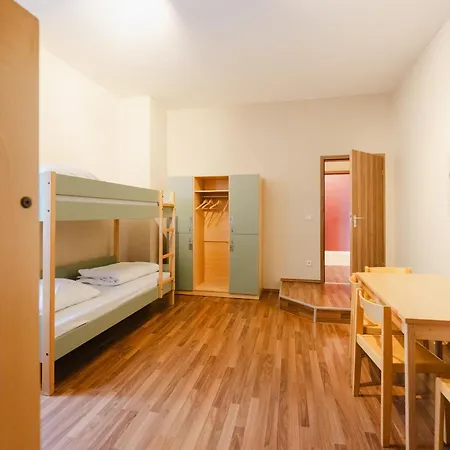 Хостел Wombat's *